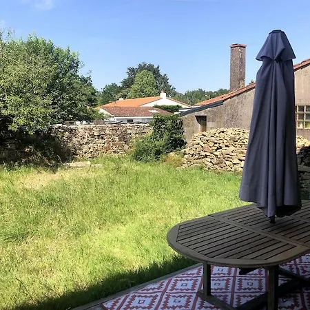 Holiday home Charmante Maison En Pierre Maisdon-sur-Sevre
